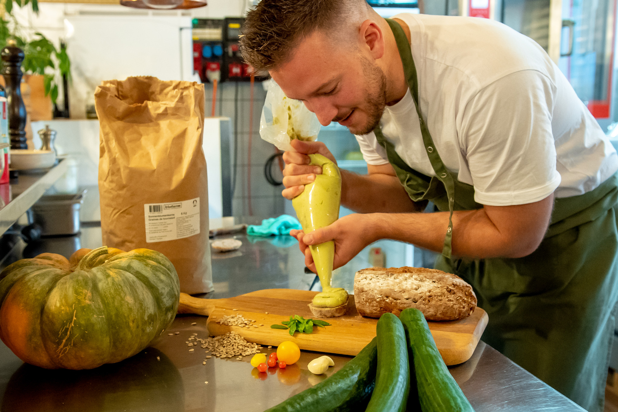Zubereitung von NonVocado mit frischen Zutaten